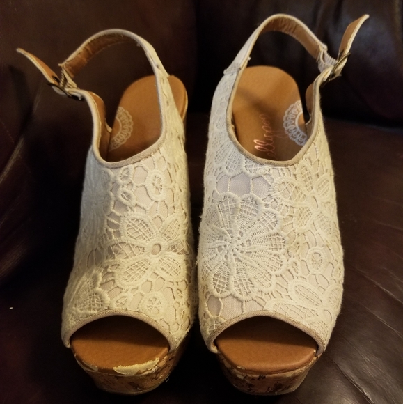 Tan wedges with white lacing size 7 - Picture 2 of 4